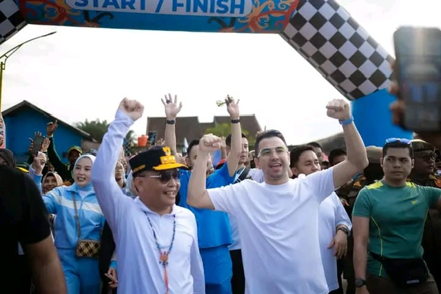 Antusias Warga Ikuti Jalan Sehat Bersama Gubernur Agustiar Sabran dan Raffi Ahmad