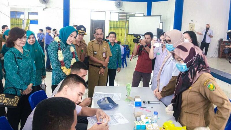 Tinjau Pelaksanaan CKG dan MBG, Ketua TP-PKK Kalteng Kunjungi Dua SMA di Palangka Raya