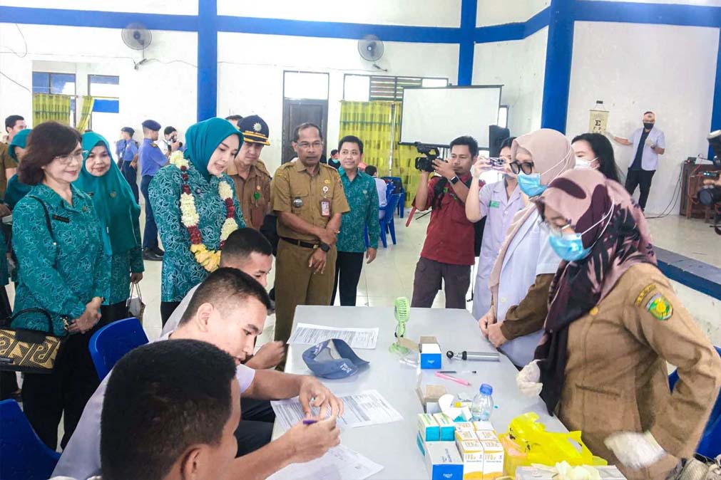 Tinjau Pelaksanaan CKG dan MBG, Ketua TP-PKK Kalteng Kunjungi Dua SMA di Palangka Raya