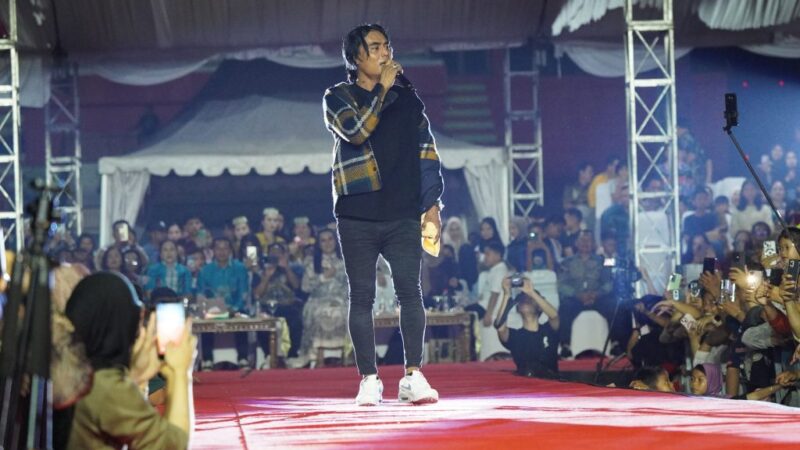 Charly Van Houten Meriahkan Malam Hiburan Hari Jadi Kabupaten Mura Ke-23