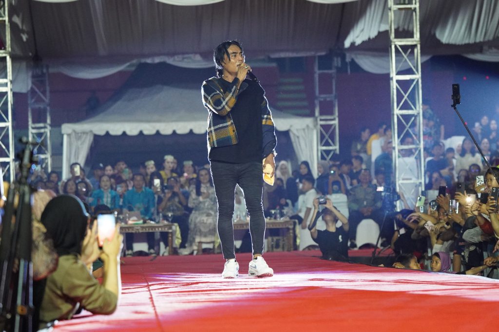 Charly Van Houten Meriahkan Malam Hiburan Hari Jadi Kabupaten Mura Ke-23