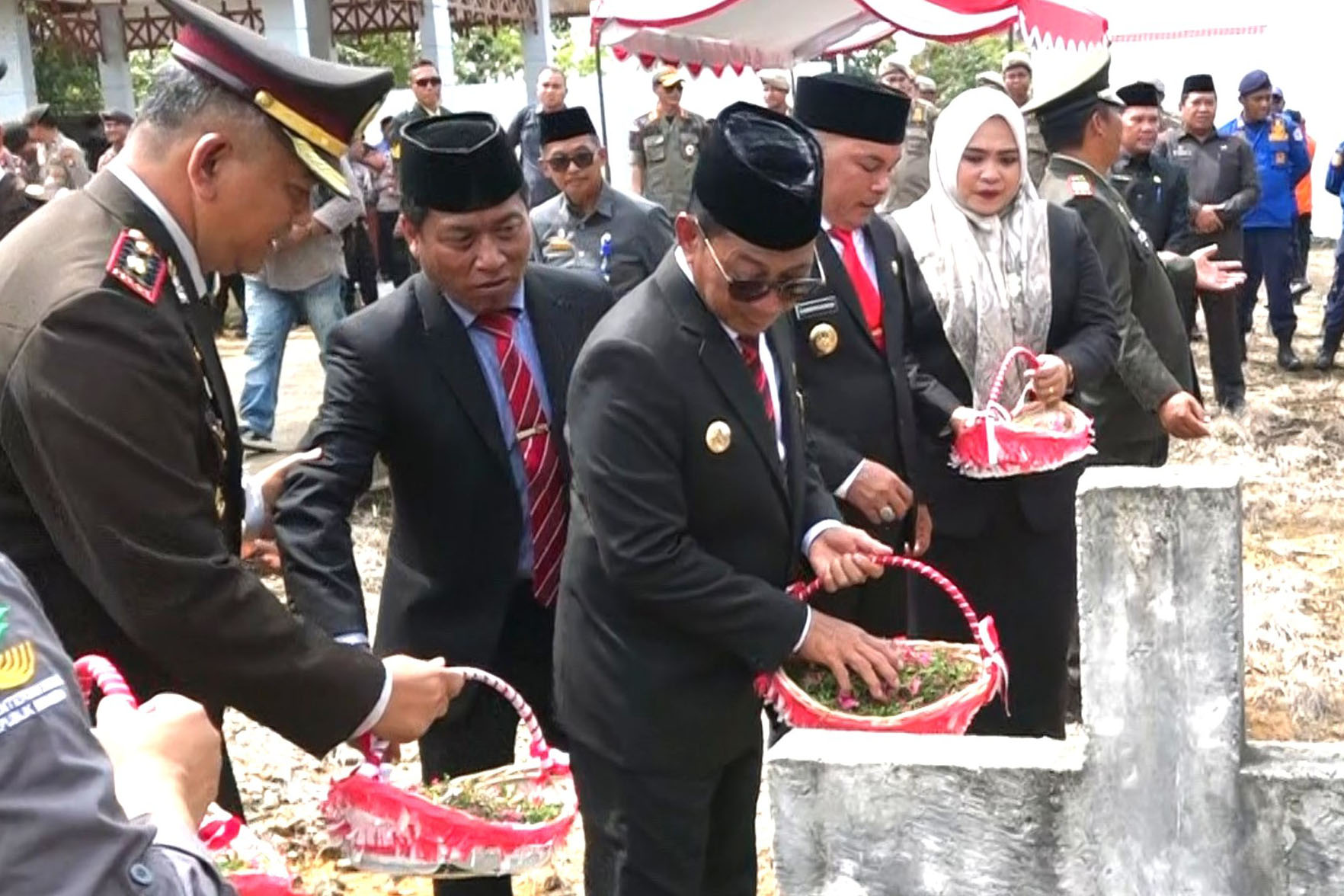 Peringatan Hari Pahlawan, Bupati Mura Inspektur Upacara Ziarah di TMP