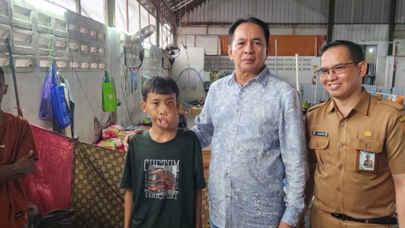 Bupati Muhammad Yamin Kunjungi Pasien Penderita Tumor Asal Desa Lampeong