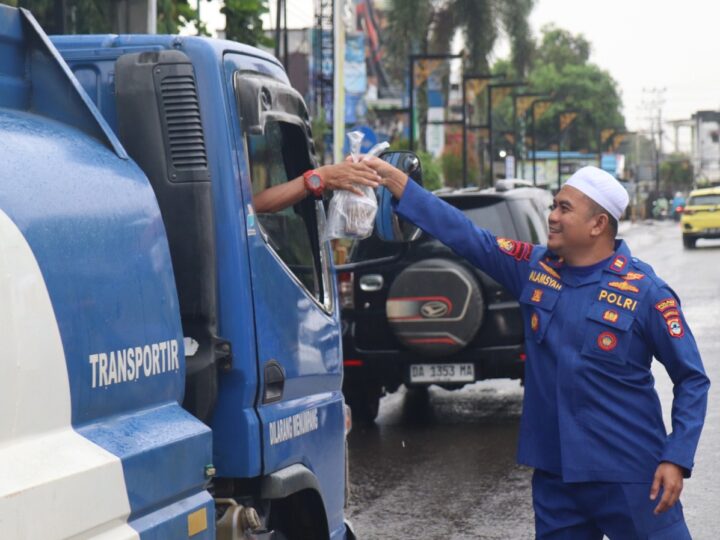 Pererat Tali Silaturahmi, Polres dan Bhayangkari Tanah Laut Bagikan Takjil ke Masyarakat