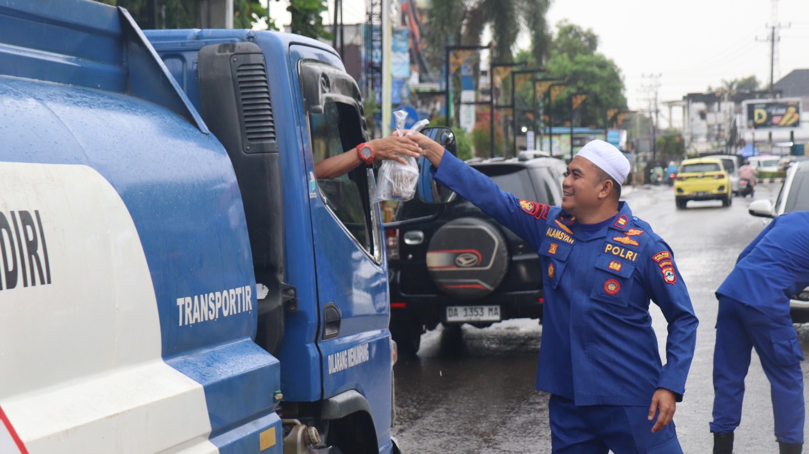 Pererat Tali Silaturahmi, Polres dan Bhayangkari Tanah Laut Bagikan Takjil ke Masyarakat