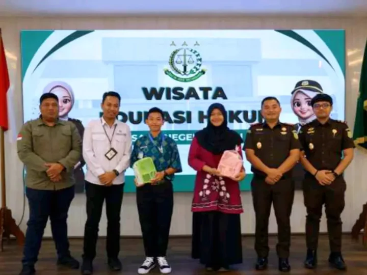Kajari Sebut Melalui Program JMS Ajak Siswa SMP se-Tanah Laut Mengenal Dunia Penegakan Hukum
