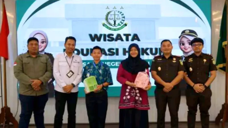 Kajari Sebut Melalui Program JMS Ajak Siswa SMP se-Tanah Laut Mengenal Dunia Penegakan Hukum