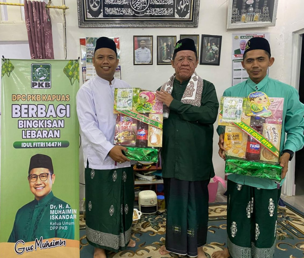 Ketua DPC PKB Kapuas Sebut Pembagian Bingkisan Lebaran Bentuk Komitmen Partai Dekat Bersama Rakyat