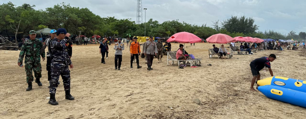 Ops Ketupat Intan 2026, Polsek Panyipatan Tingkatkan Pengamanan  Objek Wisata Pantai Batakan