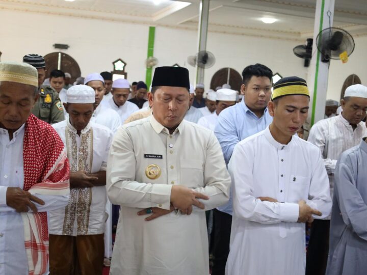 Bupati H Bahrul Ilmi Bersama Keluarga Shalat Idul Adha 1447 Hijriah di Masjid Jami’iatul Khairat Tabunganen