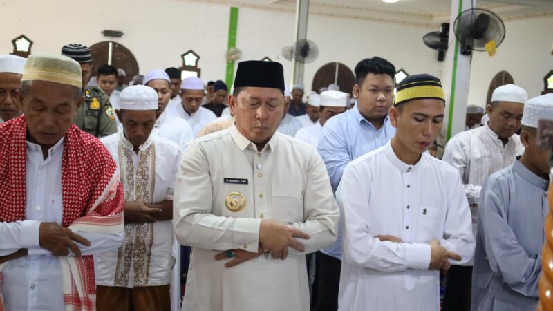 Bupati H Bahrul Ilmi Bersama Keluarga Shalat Idul Adha 1447 Hijriah di Masjid Jami’iatul Khairat Tabunganen