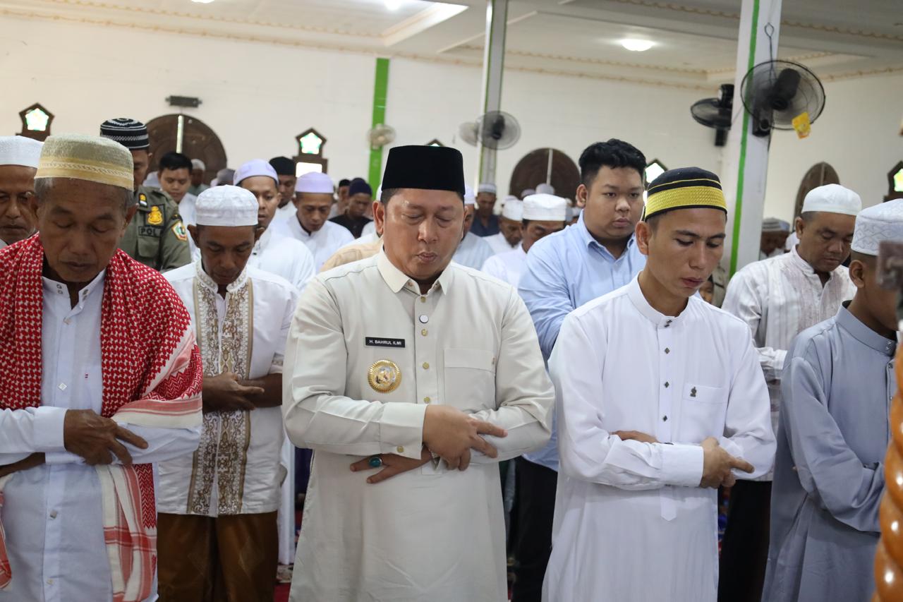 Bupati H Bahrul Ilmi Bersama Keluarga Shalat Idul Adha 1447 Hijriah di Masjid Jami’iatul Khairat Tabunganen