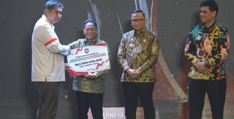 Bupati Heriyus Terima Penghargaan Kategori Penurunan Tingkat Pengangguran dari Kemendagri RI