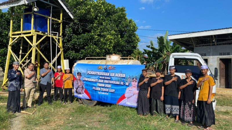 Polres Tanah Laut Distribusikan Air Bersih ke Pondok Pesantren Sirajul Huda Pelaihari