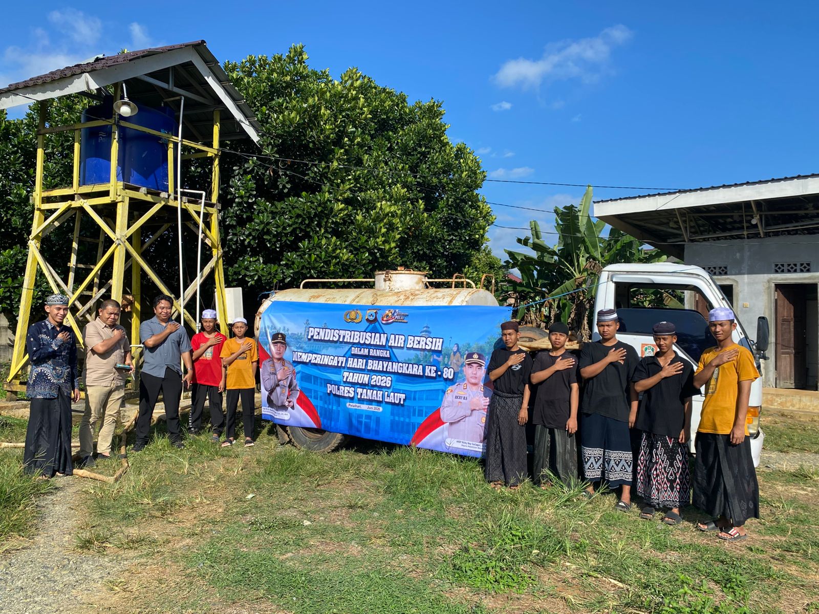 Polres Tanah Laut Distribusikan Air Bersih ke Pondok Pesantren Sirajul Huda Pelaihari