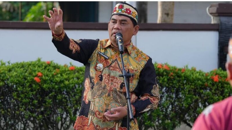 Bupati H Shalahuddin Pimpin Apel Pagi di Kantor Disnakertranskop dan UKM Barut
