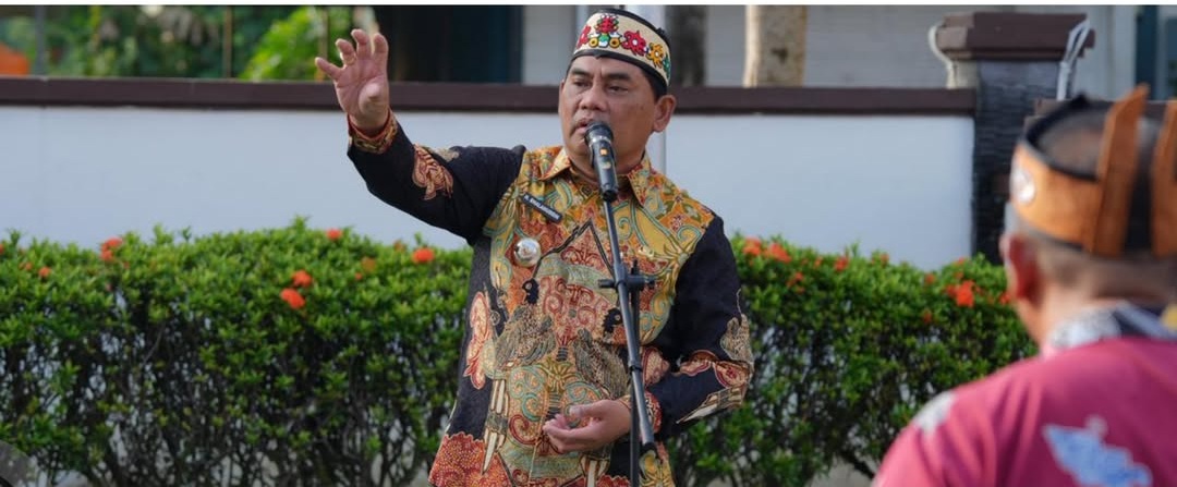 Bupati H Shalahuddin Pimpin Apel Pagi di Kantor Disnakertranskop dan UKM Barut