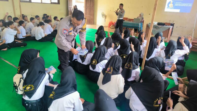 Satlantas Polres Tanah Laut Menggelar Penyuluhan dan Sosialisasi Keselamatan Berkendara ke Siswa SMAN-2 Jorong
