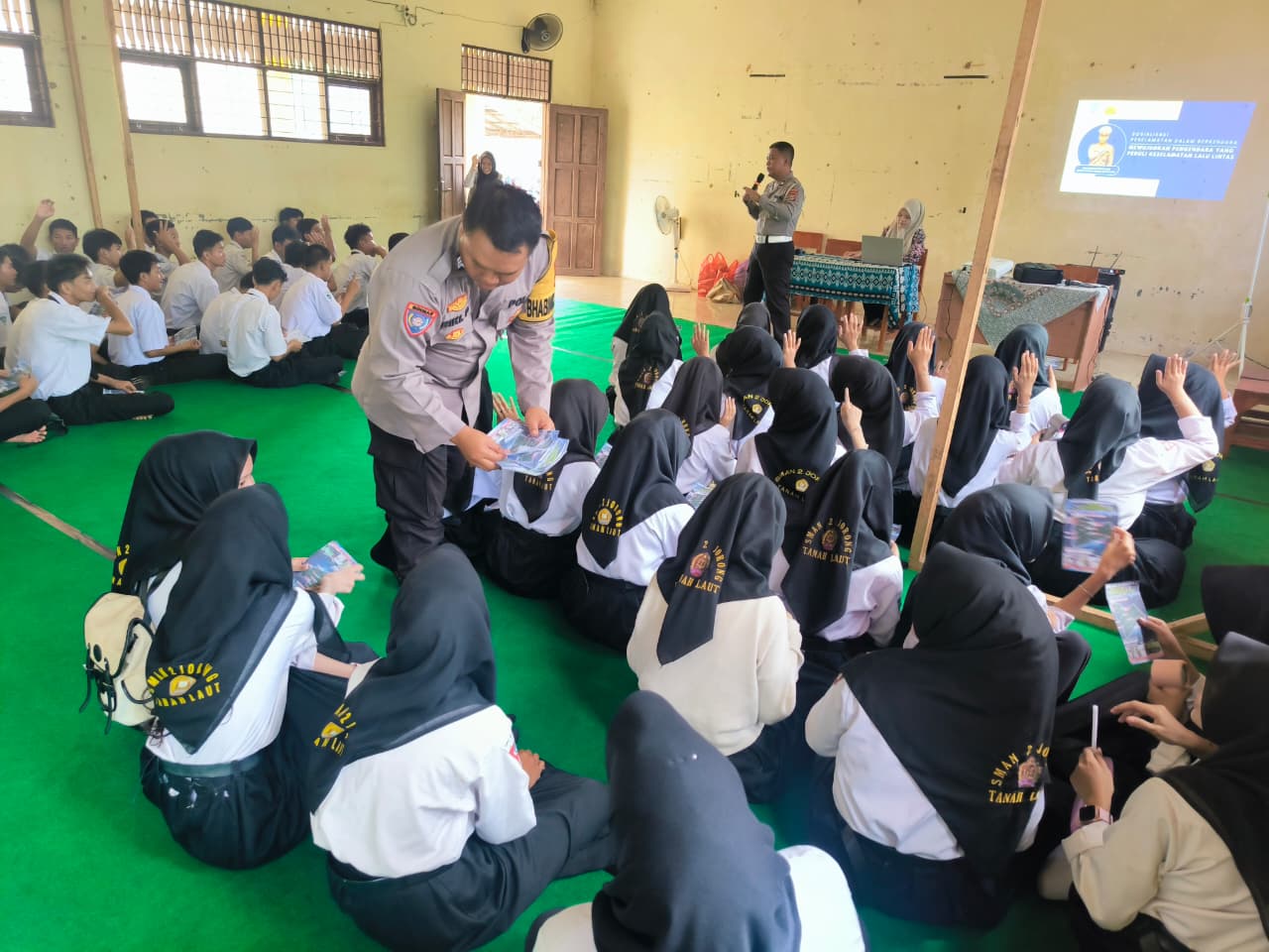 Satlantas Polres Tanah Laut Menggelar Penyuluhan dan Sosialisasi Keselamatan Berkendara ke Siswa SMAN-2 Jorong