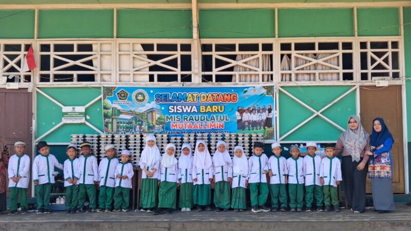 Anggota DPRD Kapuas F-PKB Bantu Perangkat Belajar Murid Baru MI Raudlatul Mutaalimin