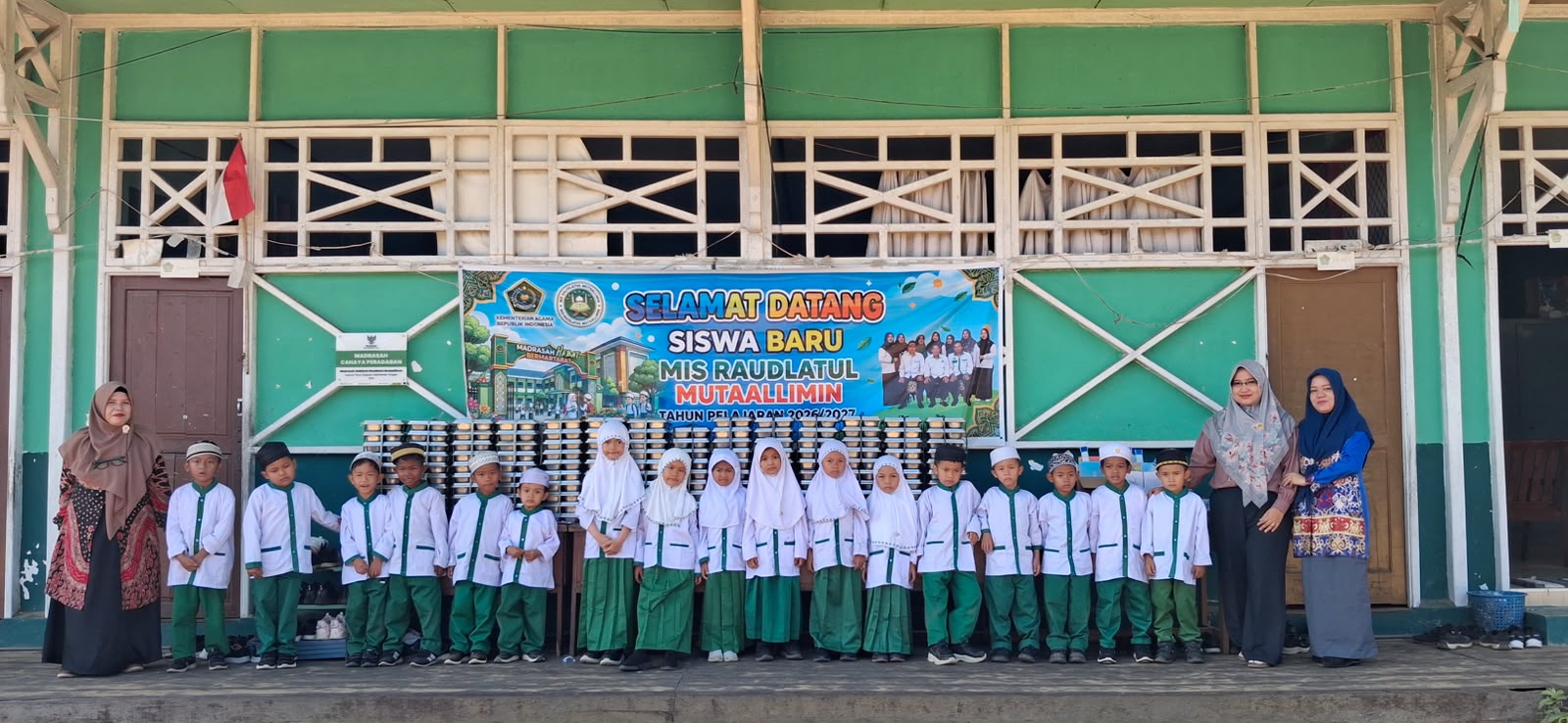 Anggota DPRD Kapuas F-PKB Bantu Perangkat Belajar Murid Baru MI Raudlatul Mutaalimin