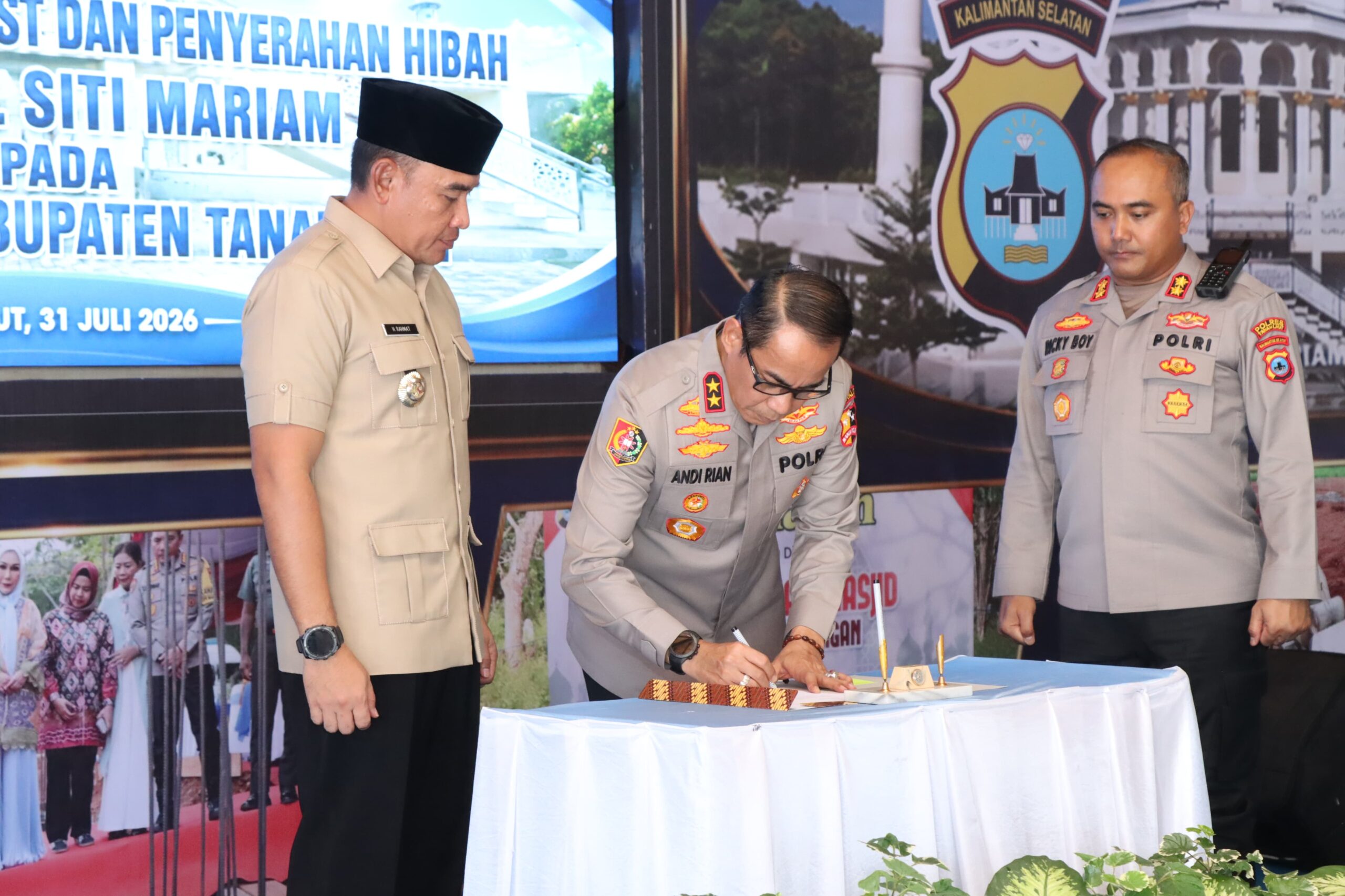 Waka Lemdiklat Polri Serahkan Hibah Masjid Hj Siti Mariam ke Pemkab Tanah Laut