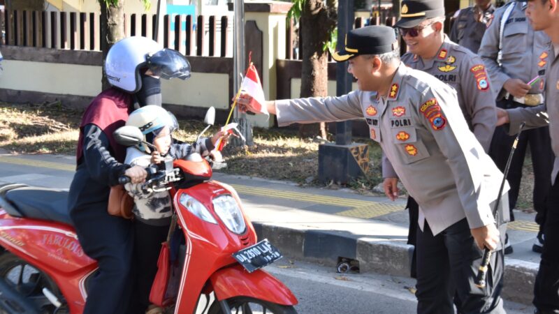 Sambut HUT ke-81 RI, Kapolres Pimpin Pembagian 500 Bendera Merah Putih ke Pengguna Jalan