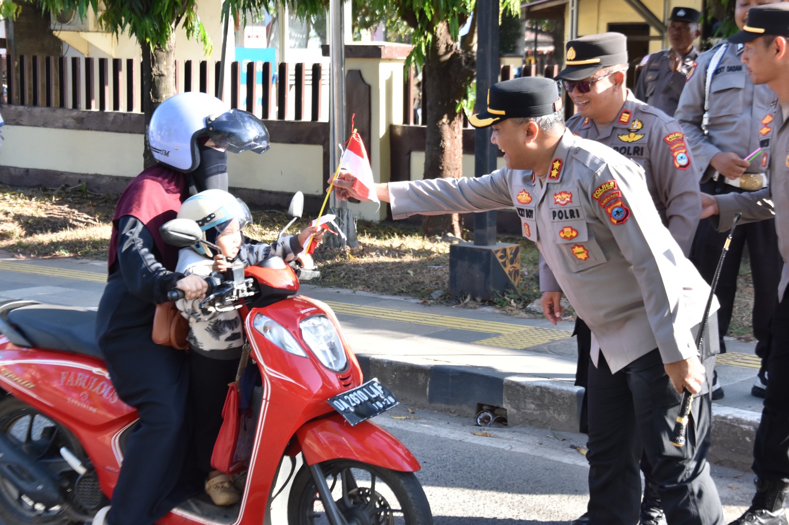 Sambut HUT ke-81 RI, Kapolres Pimpin Pembagian 500 Bendera Merah Putih ke Pengguna Jalan
