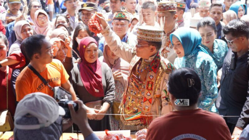 Gubernur H Agustiar Sabran-Bupati Heriyus Pantau Pasar Murah di Puruk Cahu