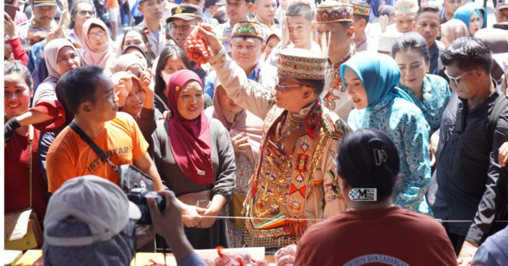 Gubernur H Agustiar Sabran-Bupati Heriyus Pantau Pasar Murah di Puruk Cahu