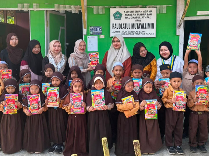 Anggota DPRD Kapuas Fraksi PKB Bagikan Buku Mewarnai Kepada Anak-Anak RA Raudatul Muta’allimin