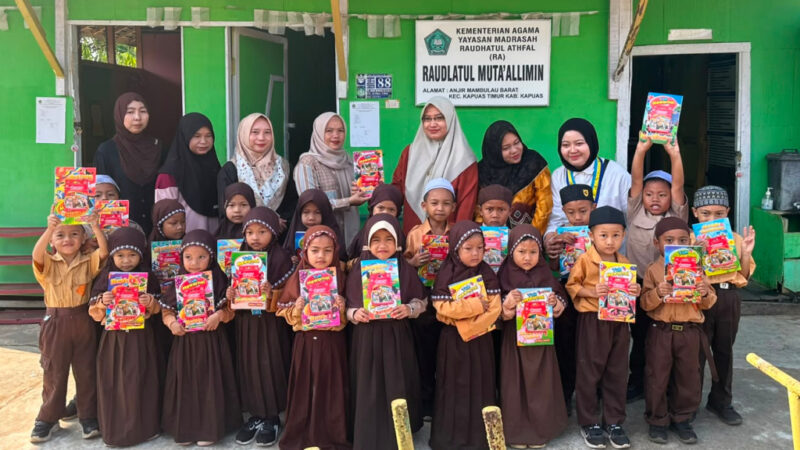 Anggota DPRD Kapuas Fraksi PKB Bagikan Buku Mewarnai Kepada Anak-Anak RA Raudatul Muta’allimin