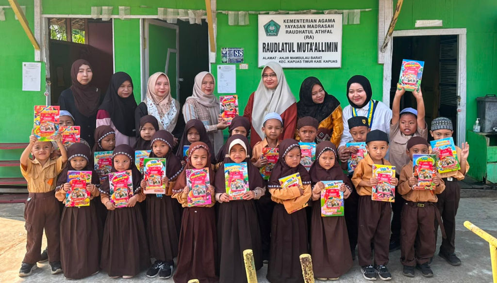 Anggota DPRD Kapuas Fraksi PKB Bagikan Buku Mewarnai Kepada Anak-Anak RA Raudatul Muta’allimin