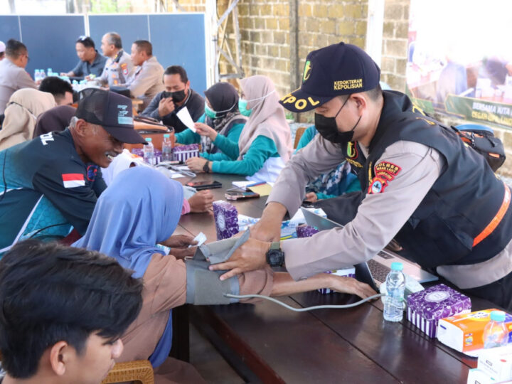 Peduli Kesehatan Warga, Polres Bersama Dinkes Tanah Laut Gelar Bakti Kesehatan Terdampak Kabut Asap