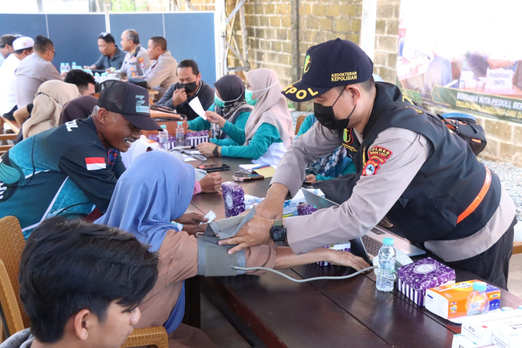 Peduli Kesehatan Warga, Polres Bersama Dinkes Tanah Laut Gelar Bakti Kesehatan Terdampak Kabut Asap