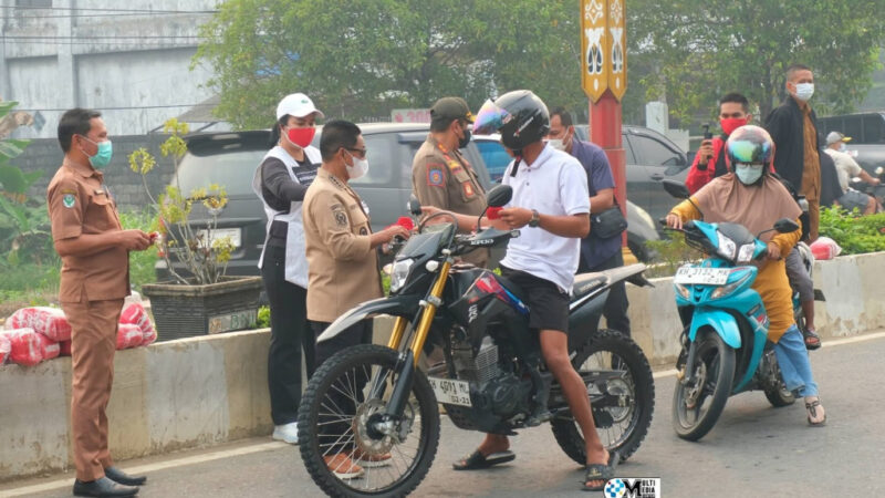 Hadapi Kabut Asap, Bupati Heriyus Bagikan Masker ke Masyarakat