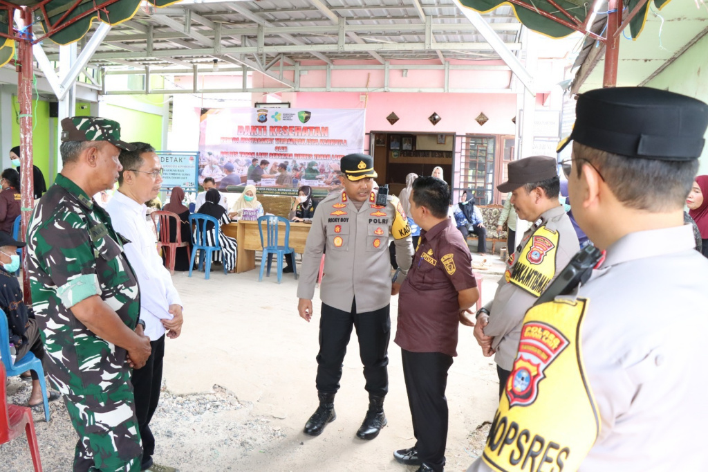 Peduli Dampak Karhutla, Kapolres Pimpin Bakti Kesehatan Gratis ke Warga Desa Gunung Raja