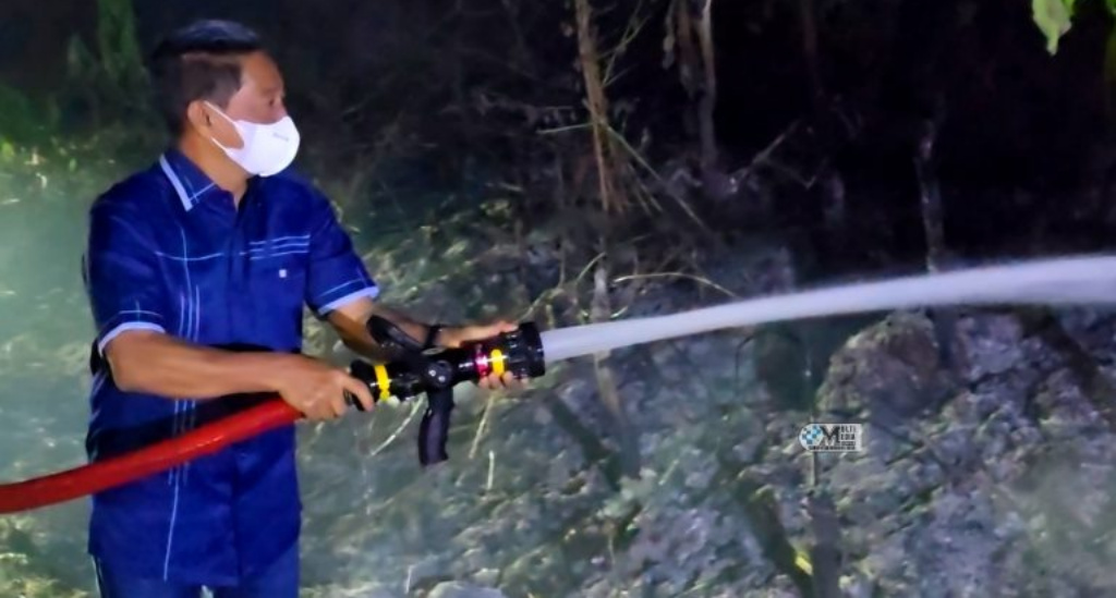 Bupati Heriyus Turun Langsung Padamkan Api ke Lokasi Karhutla di Kecamatan Tanah Siang